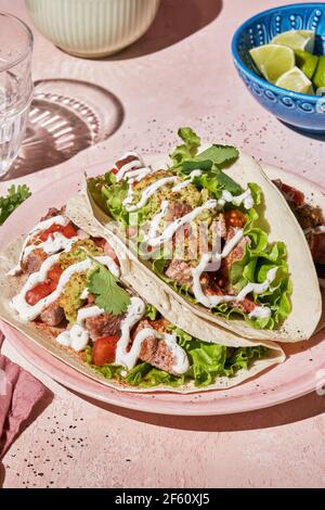 Tacos au poulet grillé, avocat, sauce salsa fraîche et limes. Déjeuner sain et faible teneur en matières grasses ou nourriture pour entreprise. Régime et perte de poids con Banque D'Images