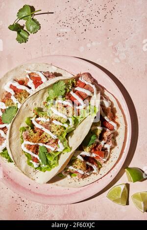 Tacos au poulet grillé, avocat, sauce salsa fraîche et limes. Déjeuner sain et faible teneur en matières grasses ou nourriture pour entreprise. Régime et perte de poids con Banque D'Images