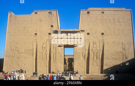 Les pylônes et entrée principale du Temple d'Horus à Edfou en Egypte Banque D'Images