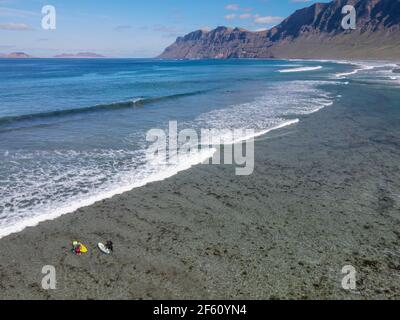 Vue aérienne de la plage de Famara à Lanzarote sur les îles Canaries En Espagne Banque D'Images