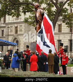 Une statue de l'ancien Premier ministre britannique David Lloyd George Après son dévoilement sur la place du Parlement de Londres, pic David Sandison Banque D'Images