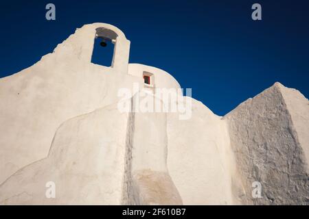 Église orthodoxe grecque de Panagia Paraportiani dans la ville de Chora sur l'île de Mykonos Banque D'Images