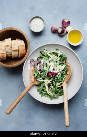 Salade avec deux vinaigrettes servies avec du pain Banque D'Images