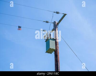 Une ligne électrique triphasée de 11 kv se terminant dans un transformateur abaisseur biphasé pour une alimentation électrique secteur domestique de 230 v au Royaume-Uni. Banque D'Images