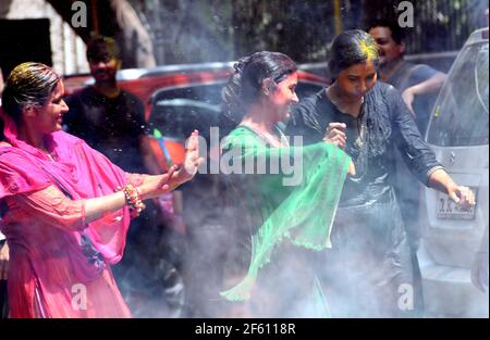 (210329) -- NEW DELHI, 29 mars 2021 (Xinhua) -- les gens dansent en célébrant le festival Holi à New Delhi, en Inde, le 29 mars 2021. (Photo de Partha Sarkar/Xinhua) Banque D'Images