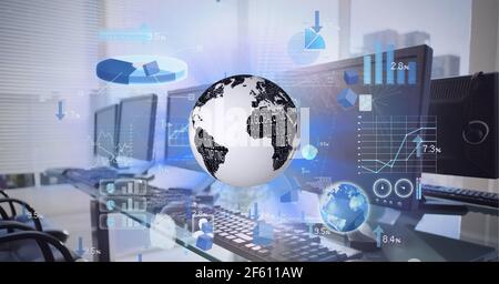Composition du traitement des données financières dans le monde entier sur des écrans d'ordinateur Banque D'Images
