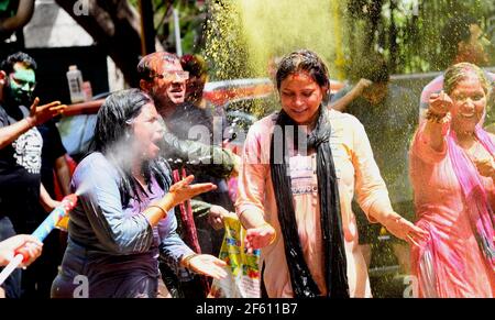 New Delhi, Inde. 29 mars 2021. Les gens dansent tout en célébrant le festival Holi à New Delhi, Inde, le 29 mars 2021. Credit: Partha Sarkar/Xinhua/Alamy Live News Banque D'Images