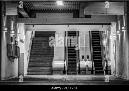 Escalier roulant et escaliers dans l'ancien bâtiment de l'industrie Banque D'Images