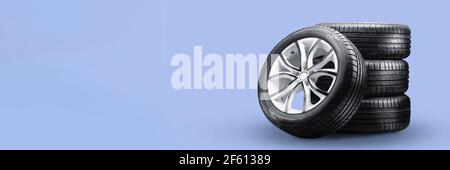 pneus d'été et roues-empiler sur fond bleu, nouvelles roues de longue durée sans espace de copie. Banque D'Images