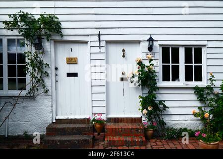 Portes détailées de chalets à panneaux d'intempéries peints en blanc typique, Hartfield, East Sussex, Angleterre Banque D'Images