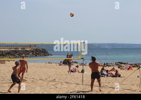 Jouer au volley-ball sur la plage de Majorque Banque D'Images