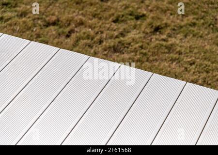 Terrasse en composite blanc en composite bois-plastique pour la construction de terrasses Banque D'Images