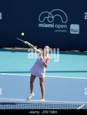 MIAMI GARDENS, FL - 28 MARS: Shelby Rogers vu jouer le jour 7 de l'Open de Miami le 28 mars 2021 au Hard Rock Stadium à Miami Gardens, Floride personnes: Shelby Rogers crédit: Storms Media Group/Alay Live News Banque D'Images