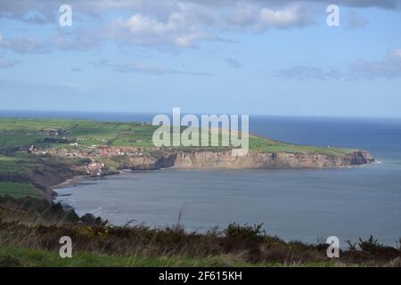 Pointe près de Robin Hoods Bay sur la côte du Yorkshire du Nord - Nuages dans le ciel causant des ombres sur la terre - calme La Mer du Nord en un jour ensoleillé et nuageux - Royaume-Uni Banque D'Images