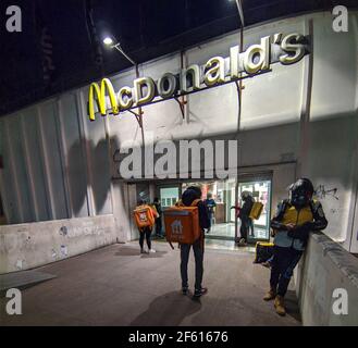 Italie, Rome, 5 mars 2021 : les Riders qui attendent devant Mc Donald's se préparent à faire des livraisons de nourriture à la maison photo © Lorenzo Fiorani/Sintesi/Alamy St Banque D'Images