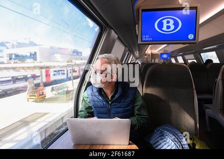 L'illustration montre une personne assise près de la fenêtre, dans un train, pour illustrer la nouvelle règle selon laquelle les passagers du train ne peuvent s'asseoir que sur des sièges fenêtre wi Banque D'Images