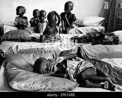 Biafra 1968-12-25 la guerre civile nigériane (également connue sous le nom de guerre du Biafran et guerre du Nigeria-Biafran). Des enfants malnutris pendant la famine dans la région de Biafra pendant la guerre. Photo: Sven-Erik Sjoberg / DN / TT / code 53 Banque D'Images