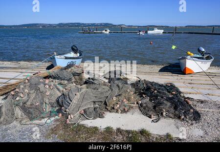 L'équipement de pêche à l'anguille et les filets séchant au soleil à Bages, Parc naturel régional de la Narbonnaise en Méditerranée, Aude, France Banque D'Images