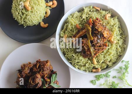 Coriander pulao fait maison, une préparation de riz en une casserole dans le ghee avec des oignons, chutney vert et épices entières. Servi avec du rôti de mouton. Prise de vue sur bac blanc Banque D'Images