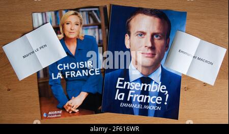 PARIS, FRANCE, AVRIL 2017 - les tracts officiels de campagne de l'élection présidentielle française pour le deuxième tour, s'opposant à Marine le Pen à Emmanuel Macron. Banque D'Images