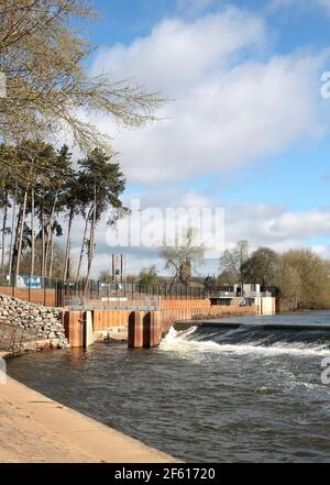 Le passe de pêche à Diglis Weir sur la rivière Severn près de Worcester, Royaume-Uni. Banque D'Images