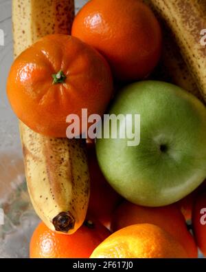 Fruits frais mûrs touche basse Still Life on Kitchen Counter avec banane, pomme et orange Banque D'Images