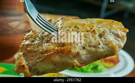 Poulet grillé cajun avec épeautre, poire et salade d'eau Banque D'Images