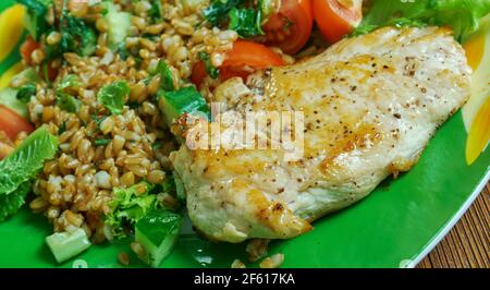 Poulet grillé cajun avec épeautre, poire et salade d'eau Banque D'Images