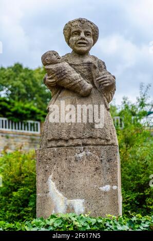 Statue d'une naine femelle (sculptée par l'atelier du sculpteur baroque Matthias Bernard Braun) dans le jardin du château de Nove Mesto nad Metuji, République tchèque Banque D'Images