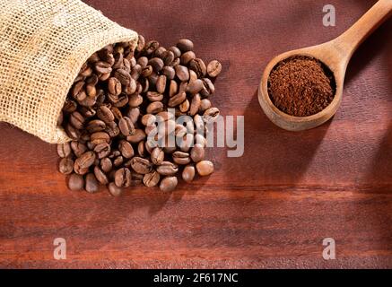 Mélanges de café, grains de café moulus et torréfiés - Coffea Banque D'Images