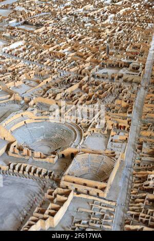 Un modèle à l'échelle des rues et des bâtiments ruinés de Pompéi dans le Musée archéologique de Naples, en Italie Banque D'Images