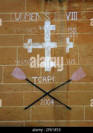 Les résultats du premier rafissement des femmes huit pour 2004 ont craché sur le mur de Mansfield College Oxford. Angleterre, Royaume-Uni. Endommagé par la pluie débordant de gouttière abov Banque D'Images