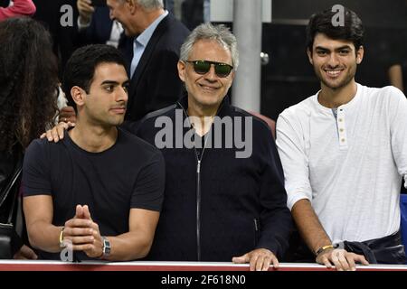 Andrea Bocelli, chanteuse italienne d'opéra et de pop, avec ses fils Amos et Matteo, participe à un match de football au stade San Siro de Milan. Banque D'Images