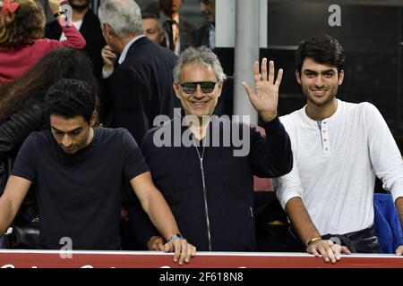 Andrea Bocelli, chanteuse italienne d'opéra et de pop, avec ses fils Amos et Matteo, participe à un match de football au stade San Siro de Milan. Banque D'Images