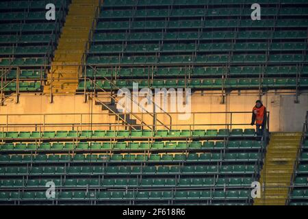 Homme de sécurité et sièges de stade vides, en raison des règles saines Covid-19, à Milan. Banque D'Images