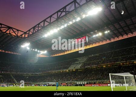 Coucher de soleil sur le stade de football san siro, pendant la série italienne a match AC Milan contre FC Juventus, à Milan.Italy. Banque D'Images