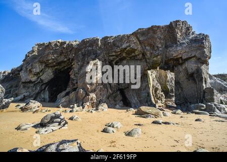 Une arche de roche sur la côte sauvage de la France près de Quiberon. Banque D'Images