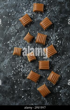 Morceaux de caramel salé sur fond noir fumé