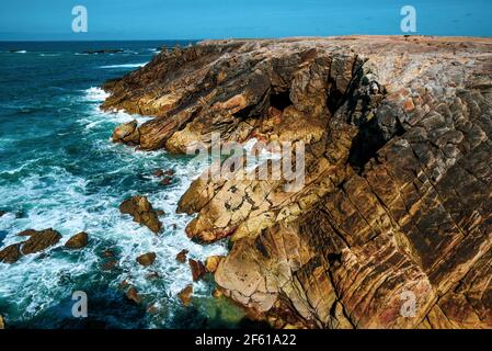 Magnifique paysage océanique. Rochers jégarant de l'eau turquoise au large de la côte de l'océan Atlantique en France. Banque D'Images