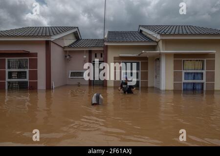 Pekanbaru, Riau, Indonésie. 29 mars 2021. Un homme marche à travers les eaux d'inondation à Pekanbaru, province de Riau, Indonésie crédit: Afrianto Silalahi/ZUMA Wire/Alamy Live News Banque D'Images