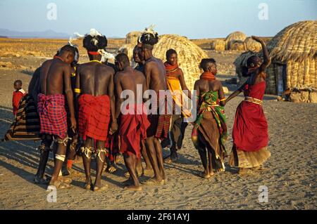 Danse tribale des Turkana. Les Turkana sont un peuple nilote originaire du comté de Turkana, dans le nord-ouest du Kenya Banque D'Images