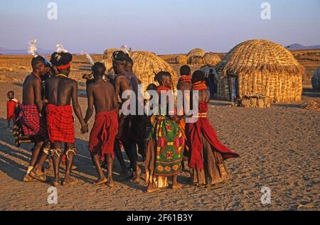 Danse tribale des Turkana. Les Turkana sont un peuple nilote originaire du comté de Turkana, dans le nord-ouest du Kenya Banque D'Images