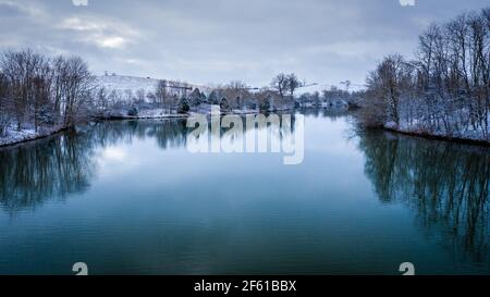 Neige fraîche sur les rives d'un petit lac dans Central Kentucky Banque D'Images