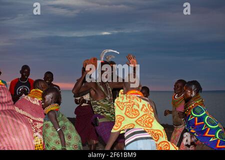 Danse tribale des Turkana. Les Turkana sont un peuple nilote originaire du comté de Turkana, dans le nord-ouest du Kenya Banque D'Images