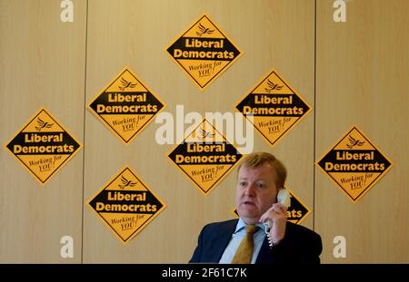 LE LEADER DE LA LIB DEM, CHARLES KENNEDY, APRÈS SA CONFÉRENCE DE PRESSE AU TERRAIN DE CRICKET DE LA ROSERAIE DE SOUTHAMPTON.6/4/05 PILSTON Banque D'Images