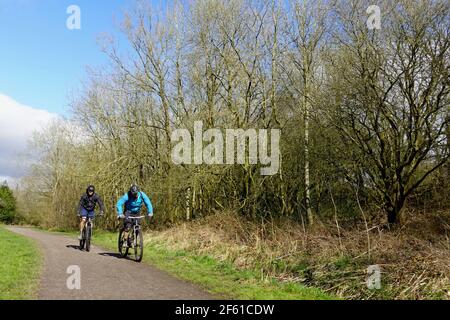 Deux cyclistes sur le Sett Valley Trail à New Mills, dans le Derbyshire. Banque D'Images