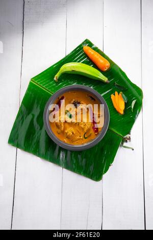 Poulet au curry de banane cru (plantain), poulet épicé à la banane verte un plat indien plus savoureux est préparé dans une vaisselle feuille de banane avec whi Banque D'Images