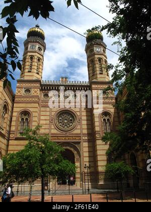 La grande synagogue du quartier juif de Budapest, dans la rue Dohany, est de style mauresque. Banque D'Images