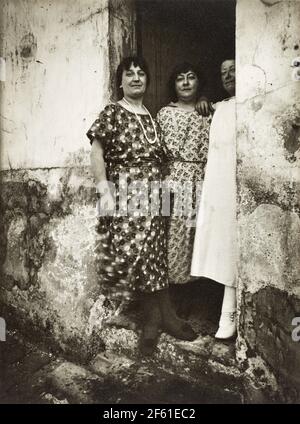 Rue Asselin, Paris, France, vers 1920 par Eugene Atget. Eugène Atget, nom complet Jean-Eugène-Auguste Atget, 1857 - 1927. Photographe français, célèbre pour ses décennies de travail pour documenter l'architecture et l'aura de Paris avant que tout ne soit perdu à la modernisation. Banque D'Images