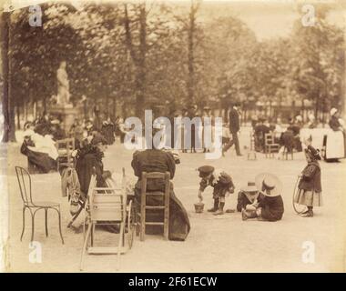 Les femmes et les enfants dans le jardin du Luxembourg, Paris, France vers 1898 par Eugene Atget. Eugène Atget, nom complet Jean-Eugène-Auguste Atget, 1857 - 1927. Photographe français, célèbre pour ses décennies de travail pour documenter l'architecture et l'aura de Paris avant que tout ne soit perdu à la modernisation. Banque D'Images